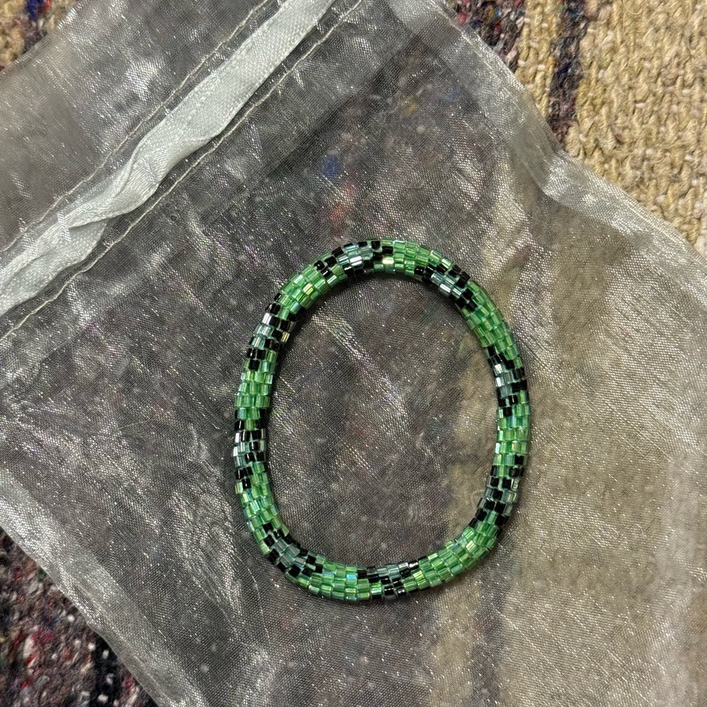 💚🖤Green and Black Glass Beaded Bracelet